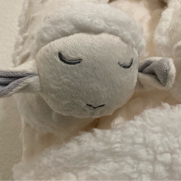 Beautiful off-white baby blanket and pillow set - Picture 3 of 4